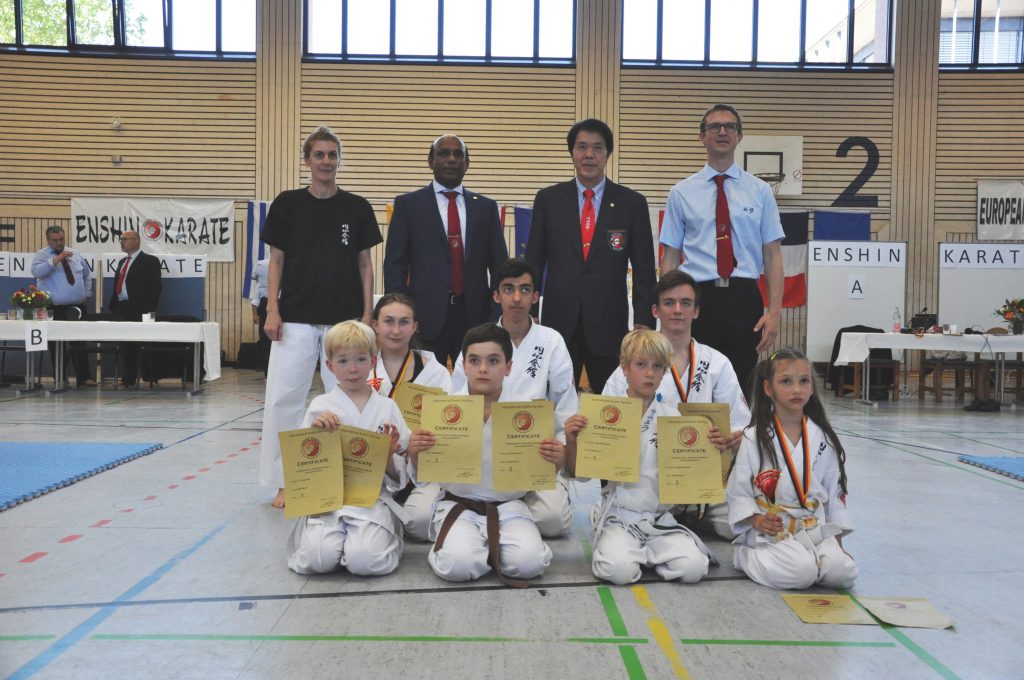 Karlsruher Enshin Karate Wettkampf Team mit Kancho Joko Ninomiya und Shihan Chandana Muthunayake