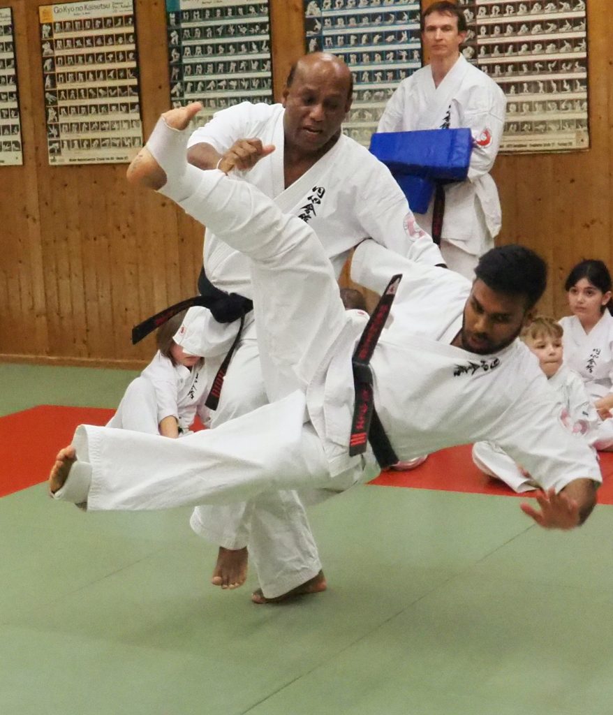 Shihan Chandana zeigt Sabaki Techniken des Enshin Karate